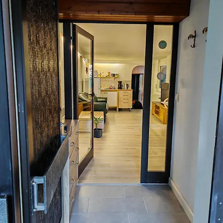 Quiet Little House With Seperate Entrance Διαμέρισμα *