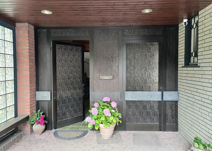 Quiet Little House With Seperate Entrance 公寓 *