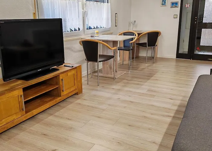 Quiet Little House With Seperate Entrance *