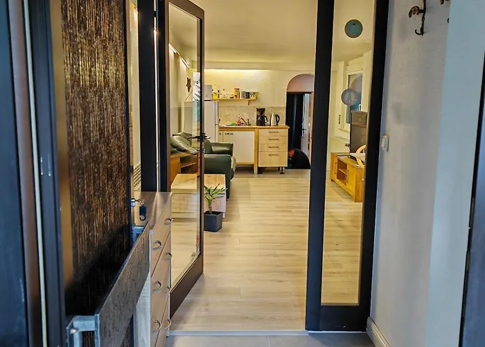 Quiet Little House With Seperate Entrance 公寓 *